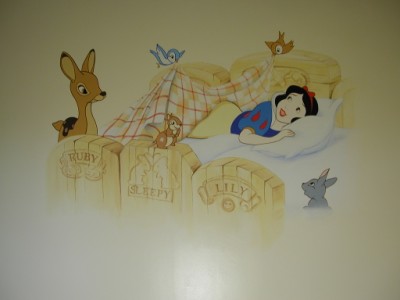 Snow White mural in girls bedroom